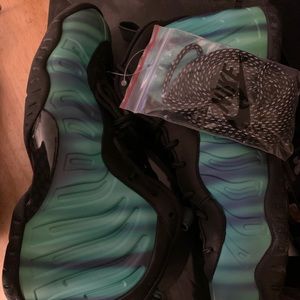 Nike Foamposite Size 6.5 youth , 8 women’s !!!!